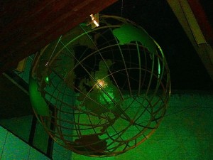 Deutsches Auswanderer Haus in Bremerhaven: Beleuchtung der Weltkugel mit RGB LED Strahlern