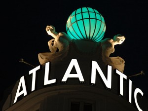Ausleuchtung der Weltkugel auf dem Hotel Atlantic in Hamburg mit Osram RGB LED Systemen über EASY Color Control angesteuert.