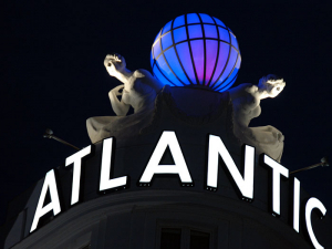 Ausleuchtung der Weltkugel auf dem Hotel Atlantic in Hamburg mit Osram RGB LED Systemen über EASY Color Control angesteuert.