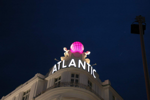 Ausleuchtung der Weltkugel auf dem Hotel Atlantic in Hamburg mit Osram RGB LED Systemen über EASY Color Control angesteuert.
